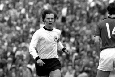 Beckenbauer en un partido con Alemania