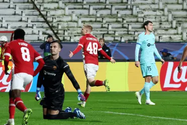 El conjunto blaugrana está perdiendo al minuto del partido y con un error grosero del pivote del Barça