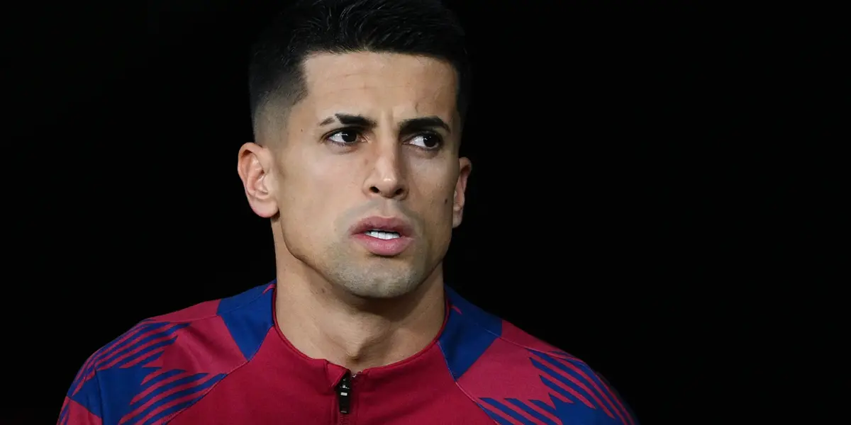 Joao Cancelo en un partido con el Barça