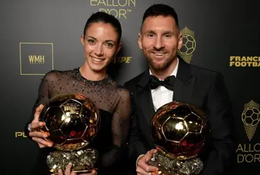 La mejor jugadora del mundo no pudo evitar el modo fangirl cuando tuvo a Messi al lado con el Balón de Oro en las manos 