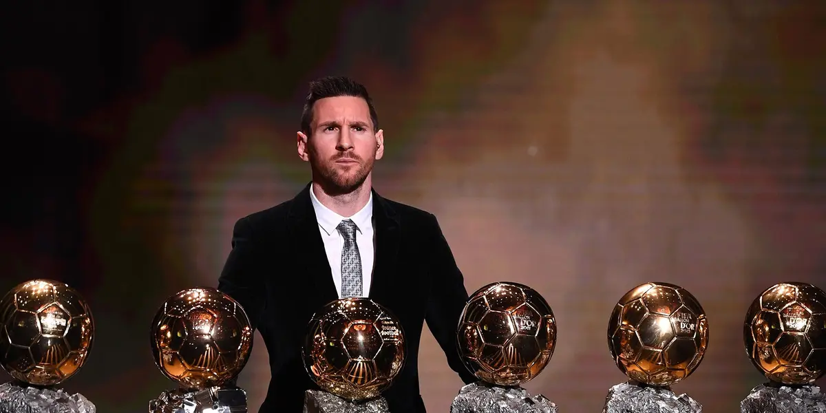 Messi posando con algunos de sus Balones de oro