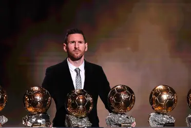 Messi posando con algunos de sus Balones de oro