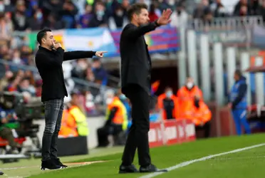 Xavi y el Cholo Simeone en un partido de LaLiga